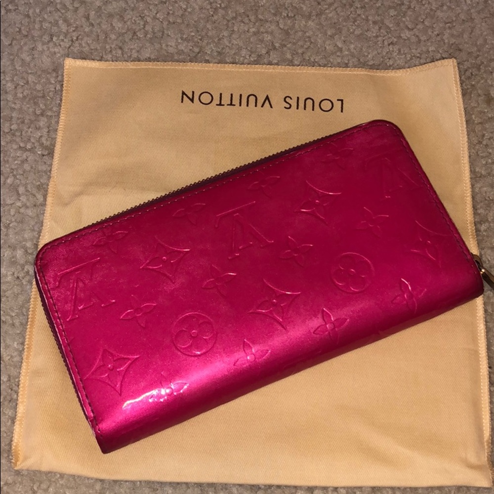 Hot pink Louis Vuitton zippy wallet